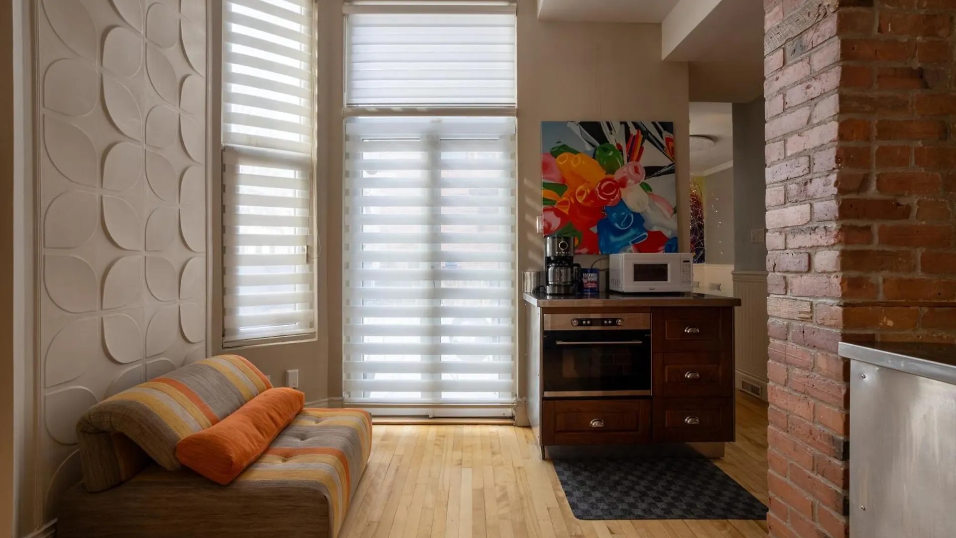 Downtown Retreat With Modern Comfort Zf6 Montreal