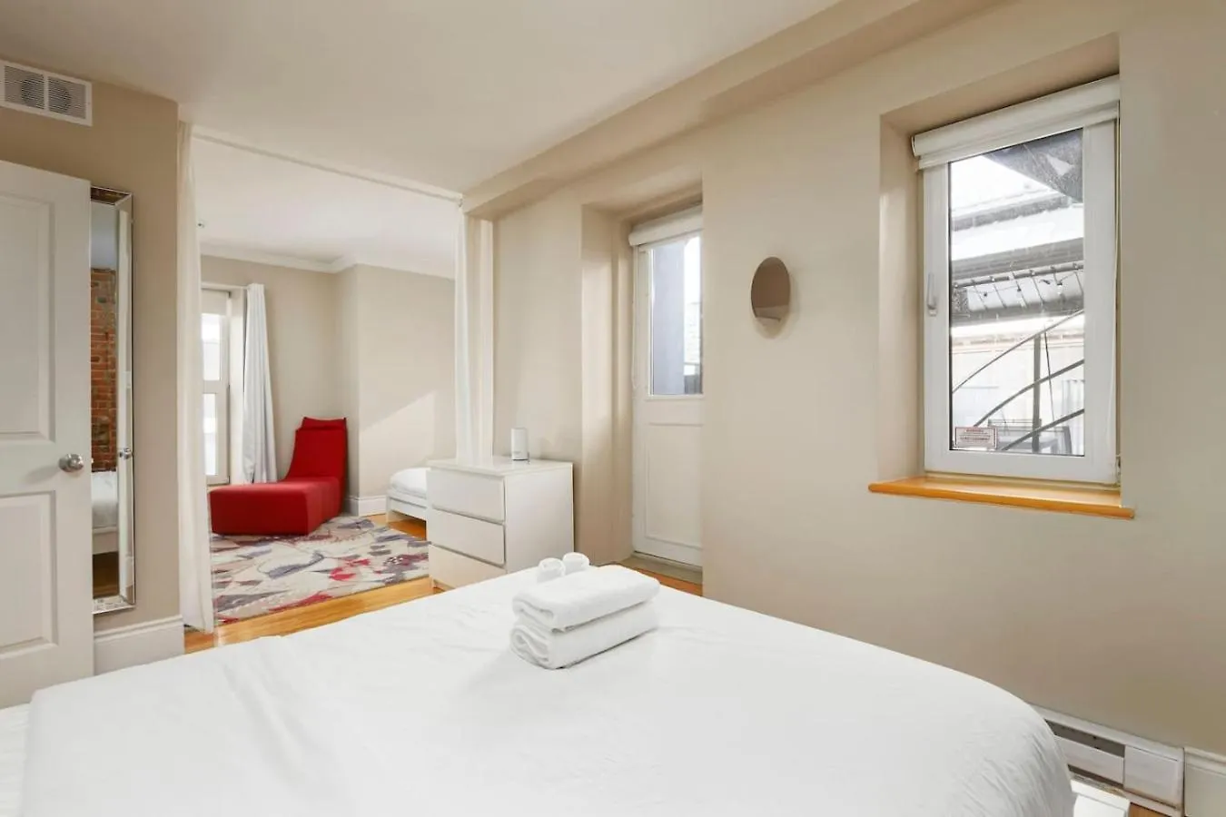 Downtown Retreat With Modern Comfort Zf6 Montreal