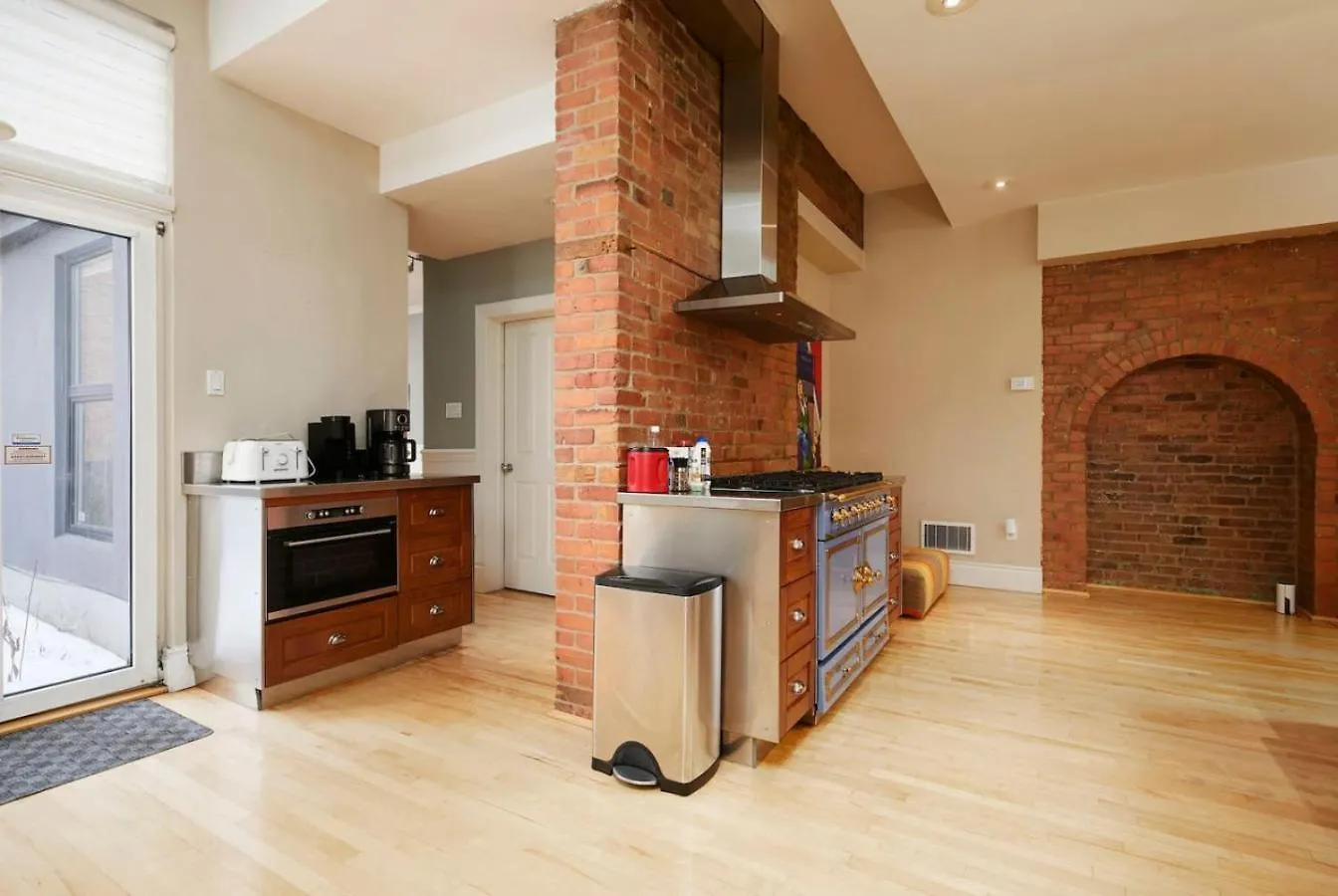 Downtown Retreat With Modern Comfort Zf6 Montreal