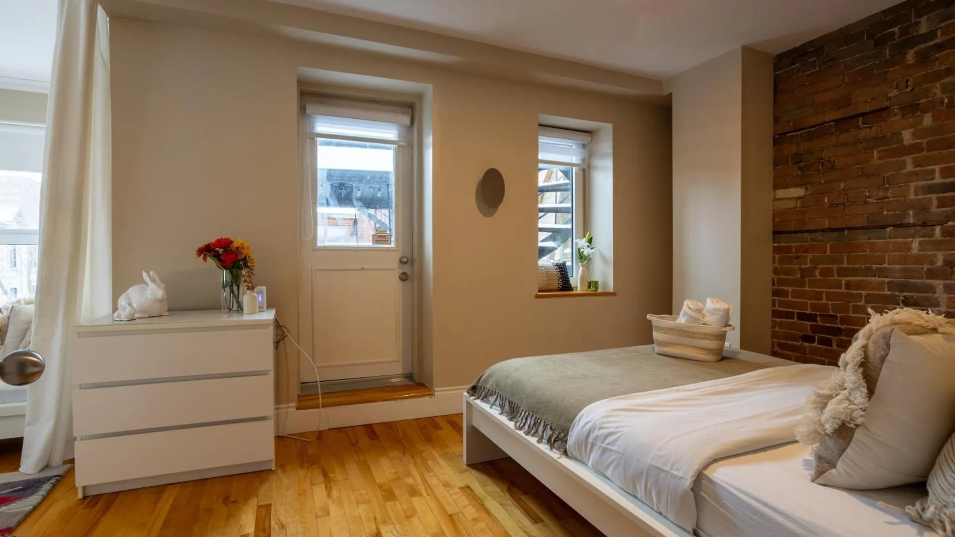 Downtown Retreat With Modern Comfort Zf6 Montreal