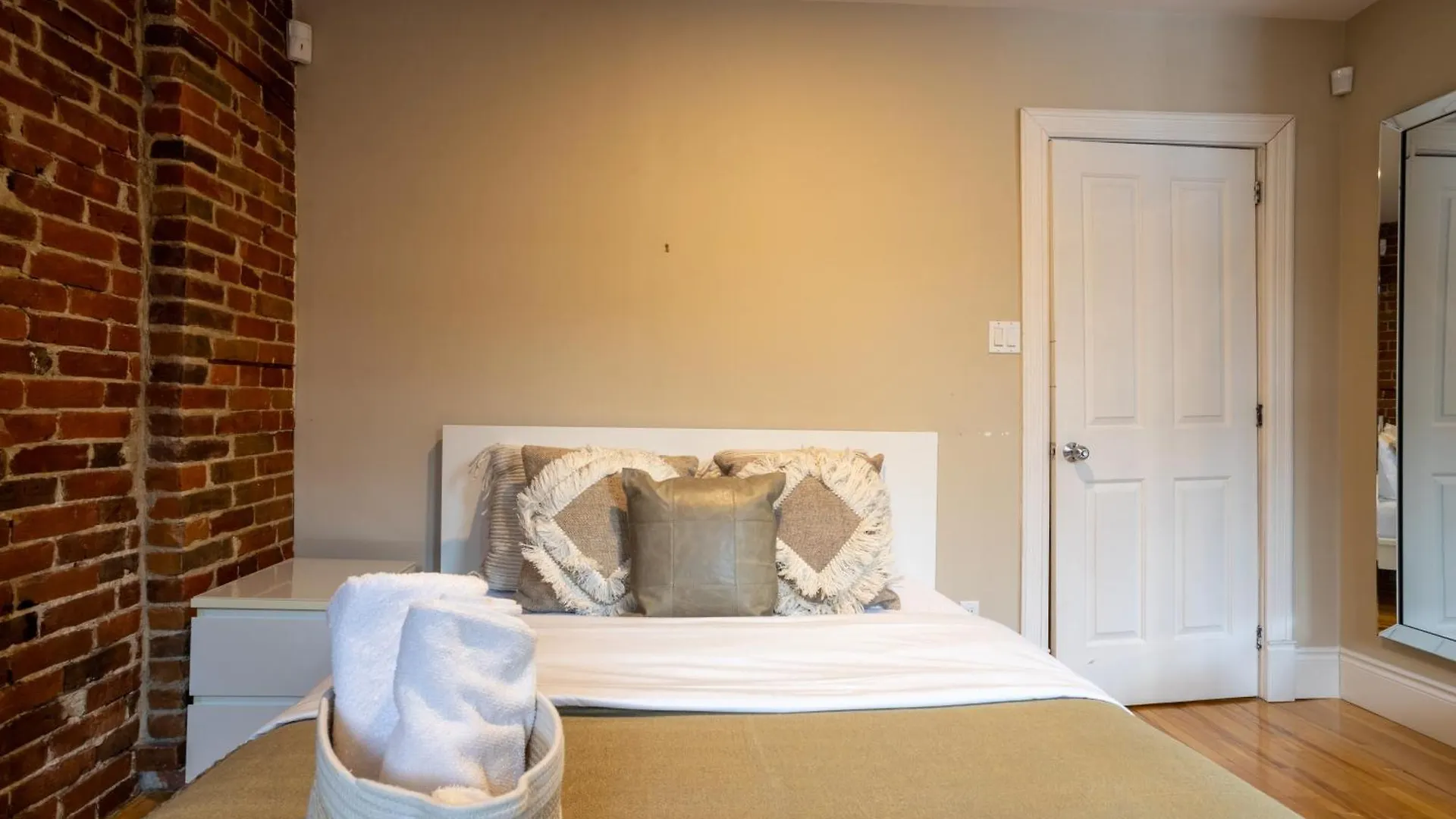 Downtown Retreat With Modern Comfort Zf6 Montreal