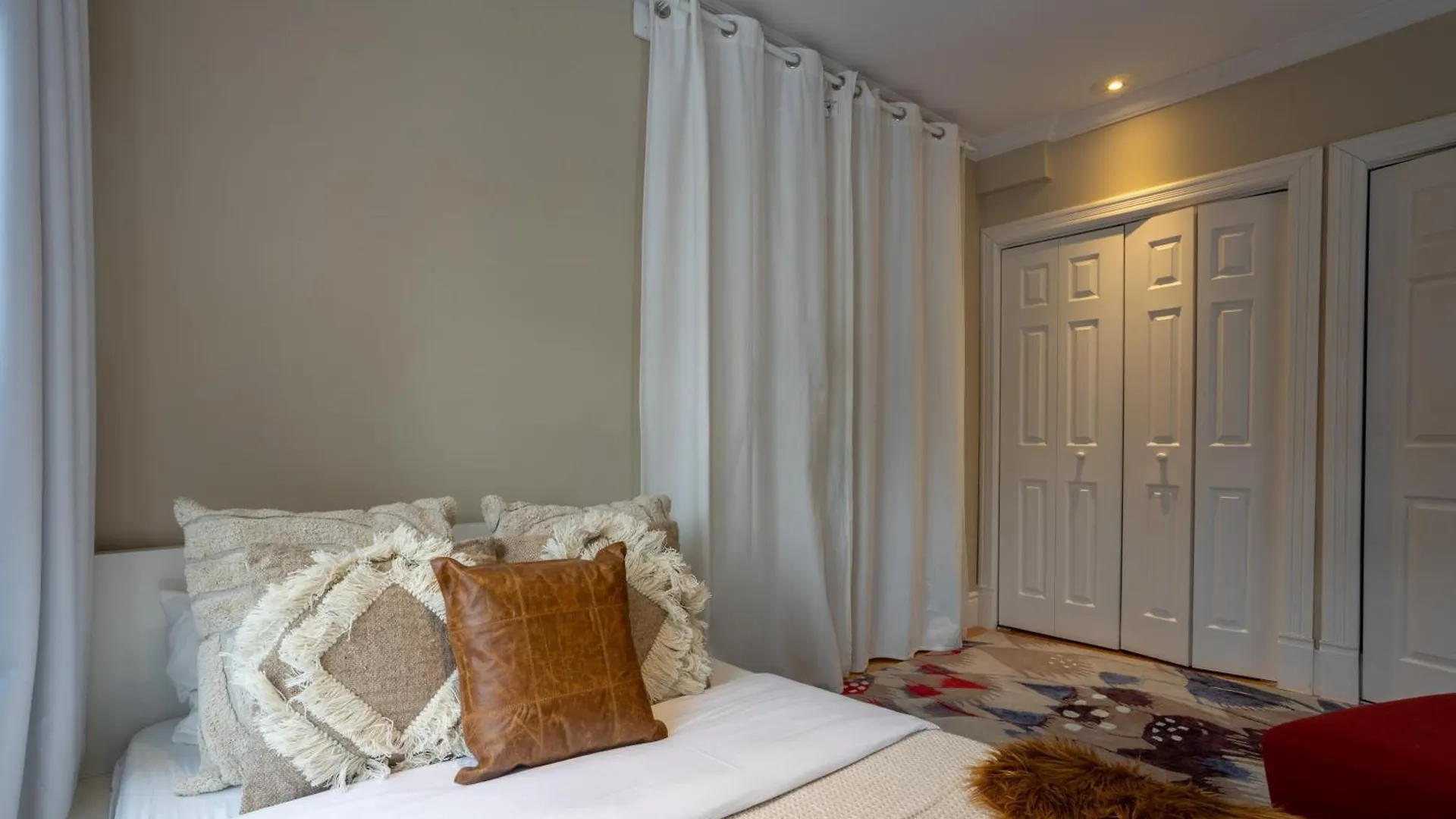 Downtown Retreat With Modern Comfort Zf6 Montreal 0*,  Canada
