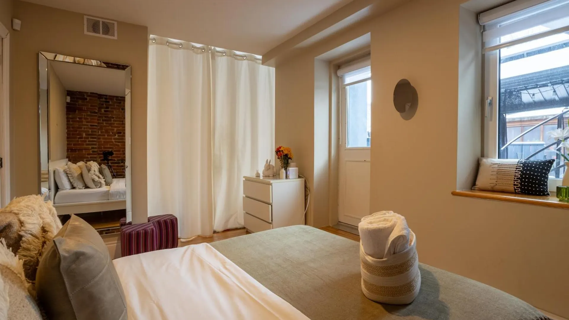 Downtown Retreat With Modern Comfort Zf6 Montreal Holiday home