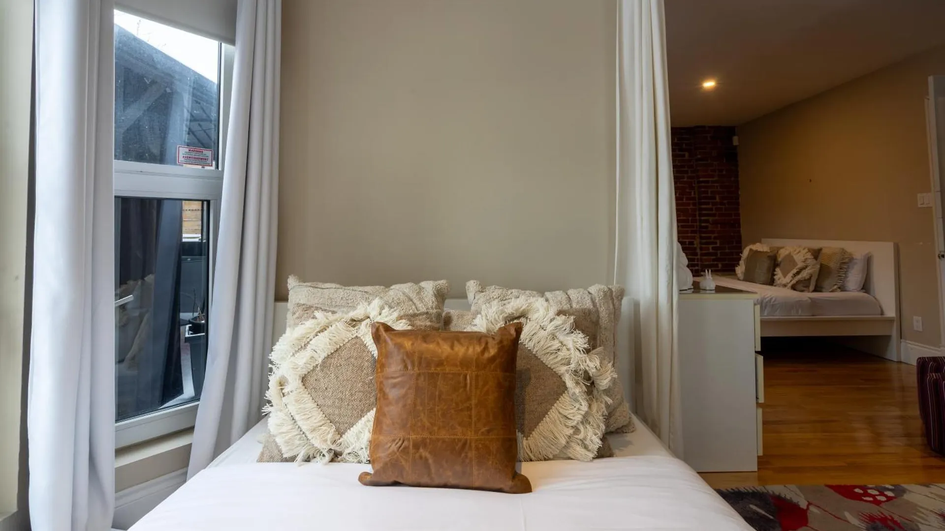 Downtown Retreat With Modern Comfort Zf6 Montreal Canada