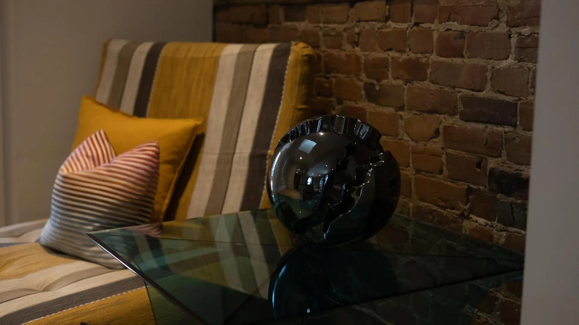 Downtown Retreat With Modern Comfort Zf6 Montreal