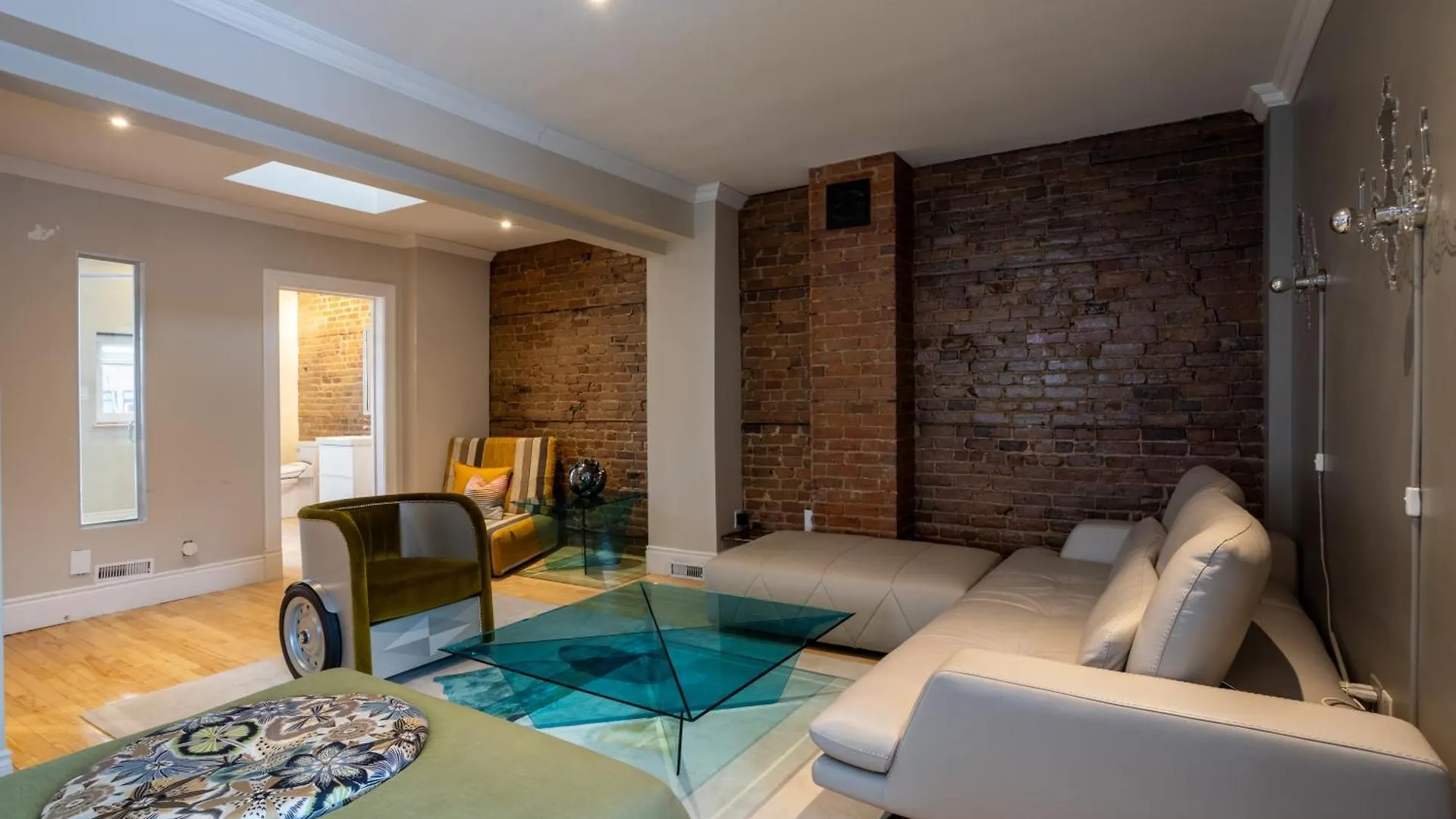 Downtown Retreat With Modern Comfort Zf6 Montreal Canada