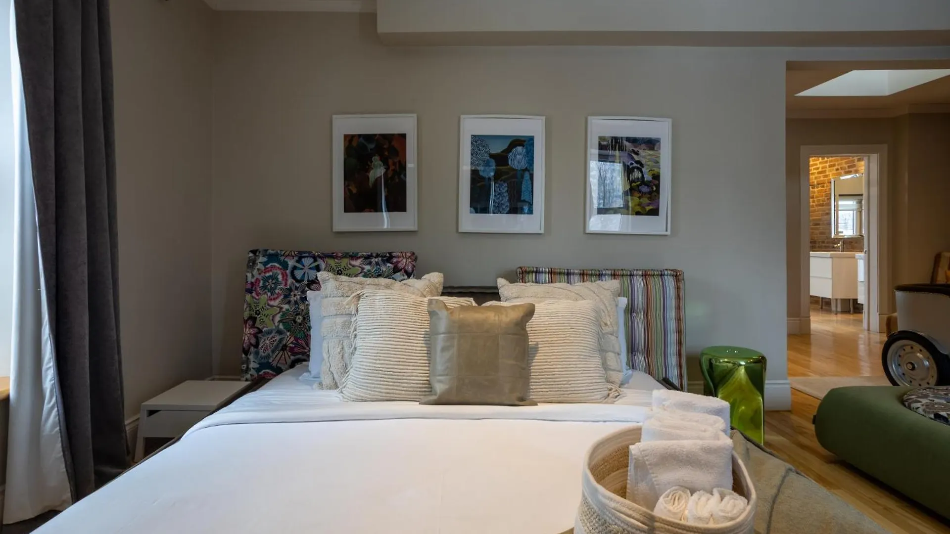 Downtown Retreat With Modern Comfort Zf6 Montreal