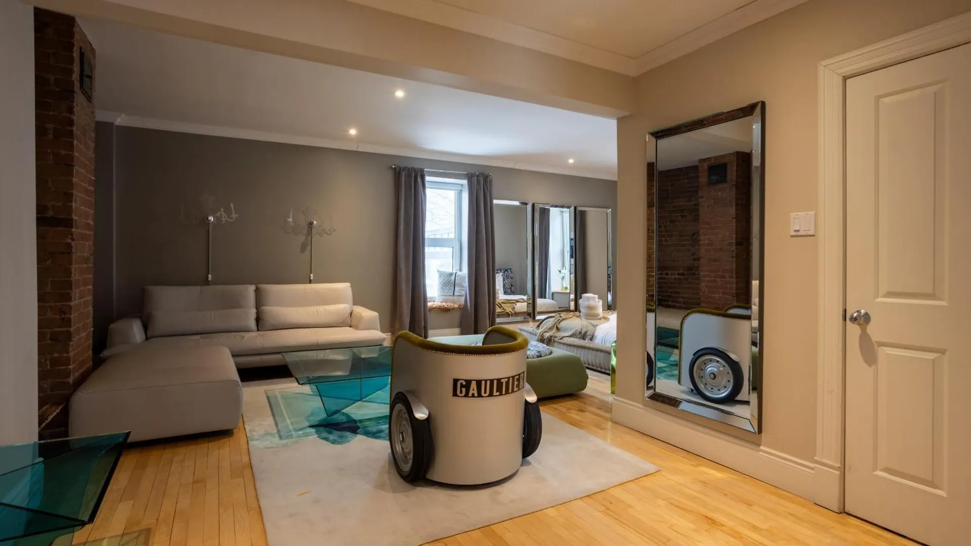 Holiday home Downtown Retreat With Modern Comfort Zf6 Montreal