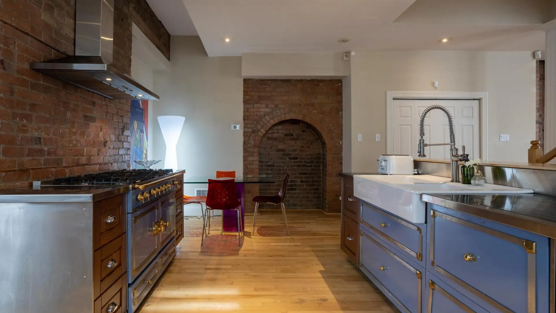 Downtown Retreat With Modern Comfort Zf6 Montreal Canada