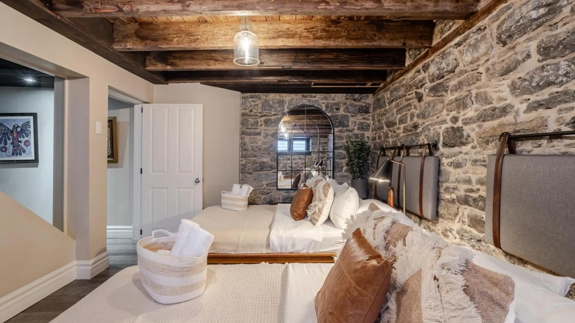 Prázdninový dům Downtown Retreat With Modern Comfort Montreal Kanada
