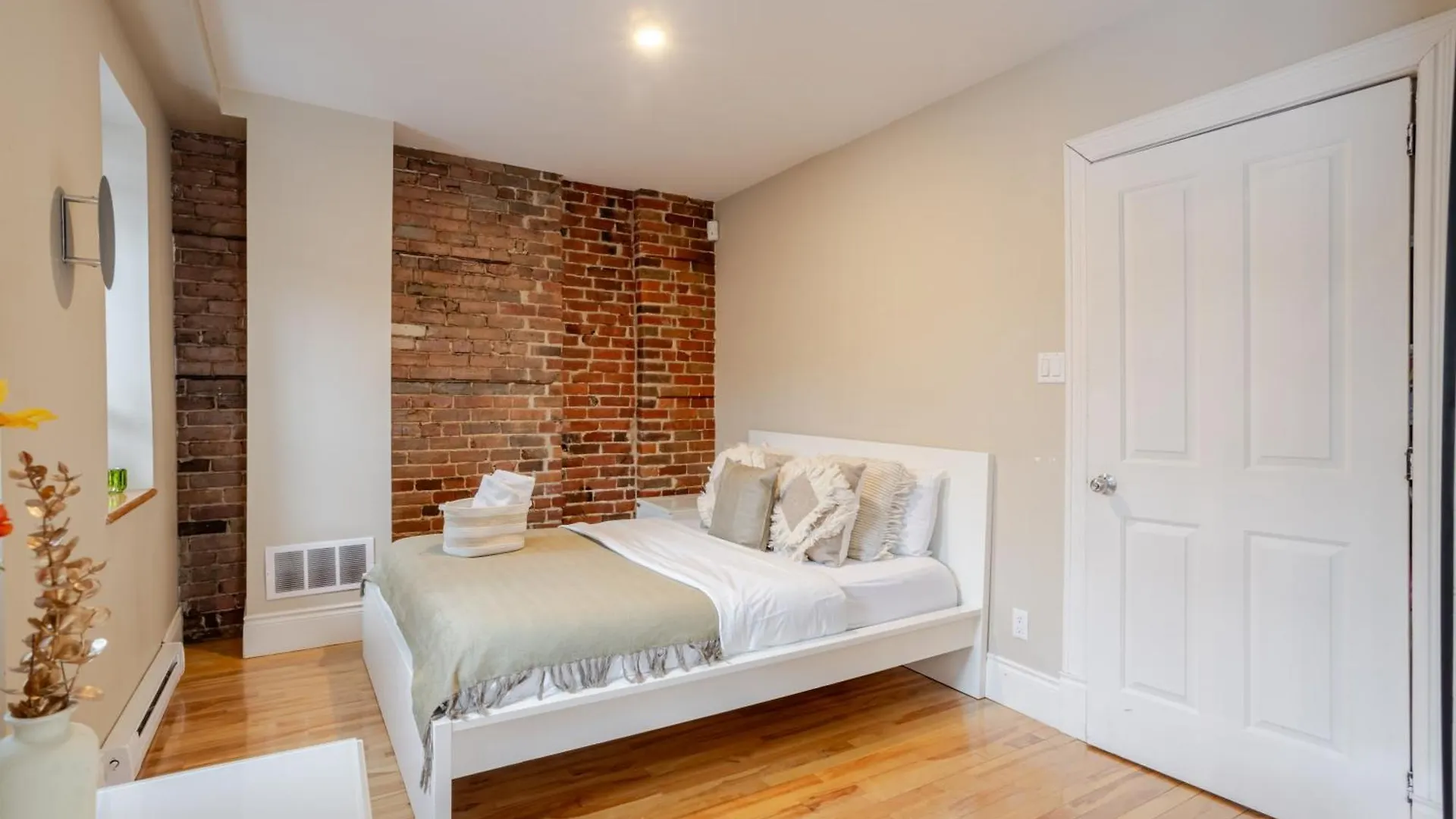 Downtown Retreat With Modern Comfort Montreal
