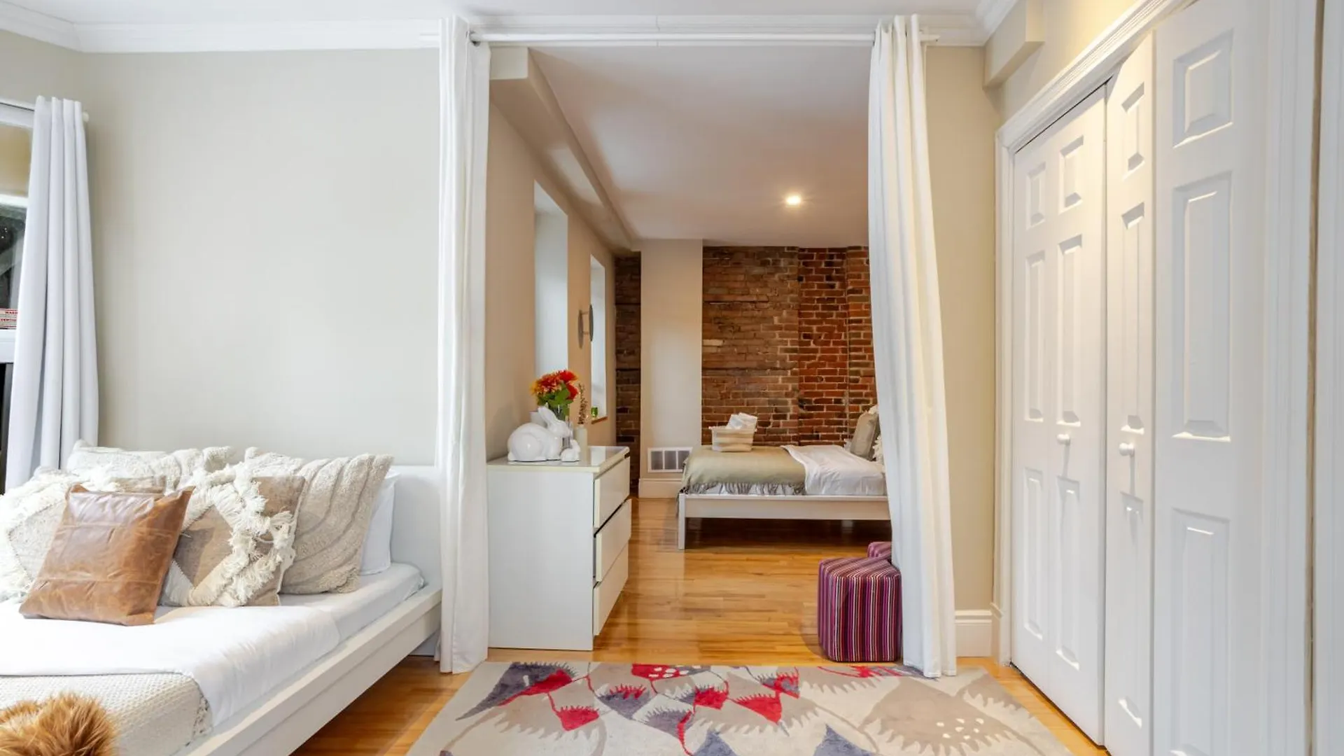 Prázdninový dům Downtown Retreat With Modern Comfort Montreal Kanada